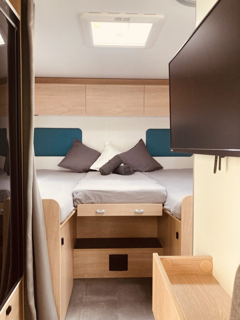Wohnmobil innenraum mit Bett und Fernseher