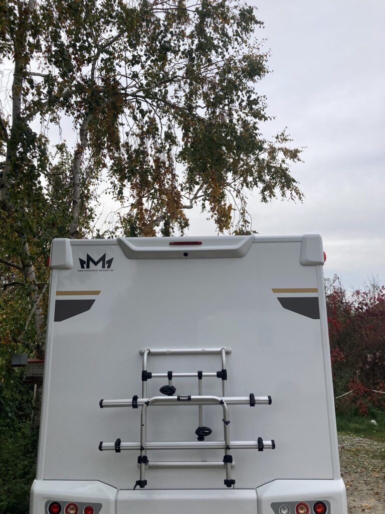 wohnmobil mit Fahrradträger auf einer wiese