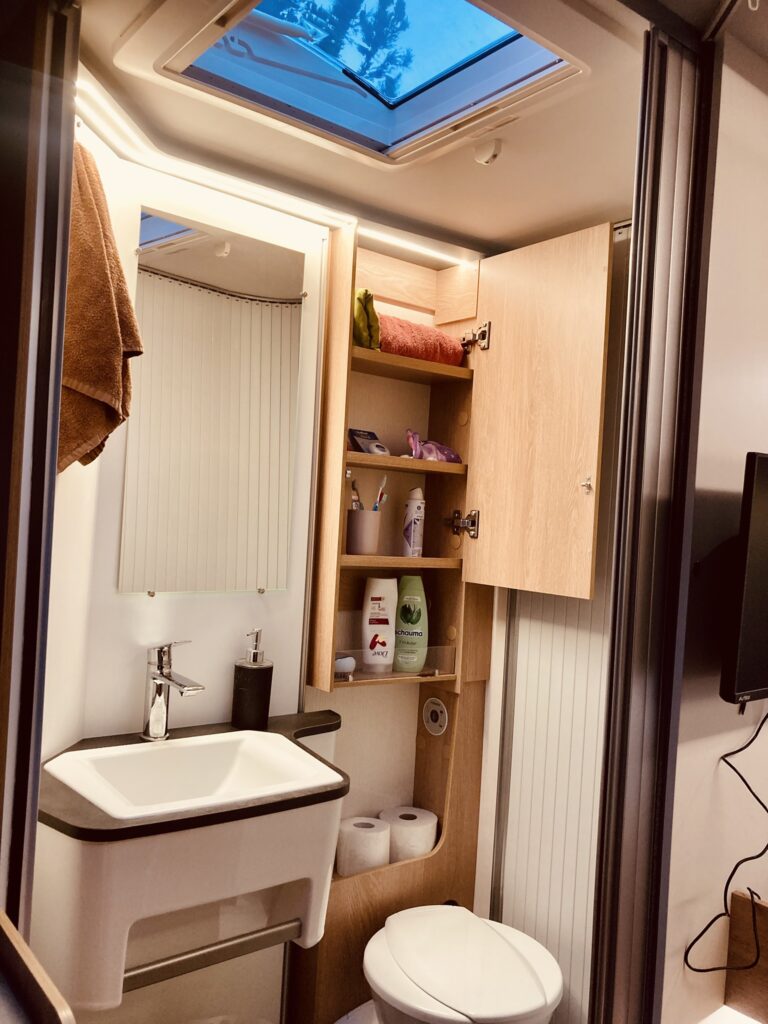 Bad mit WC und viel Stauraum