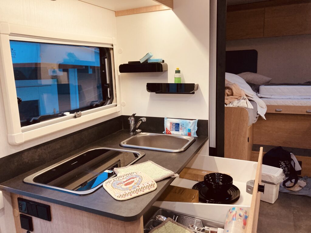 Vollständig ausgestattete Küche mit Kochfeldern und Spüle