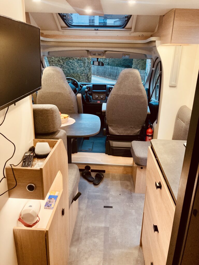 Innenraum vom Wohnmobil vom Bett aus betrachtet