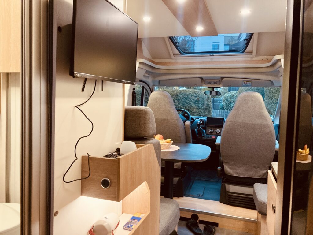 wohnmobil innenraum ansicht vom schlafbereich