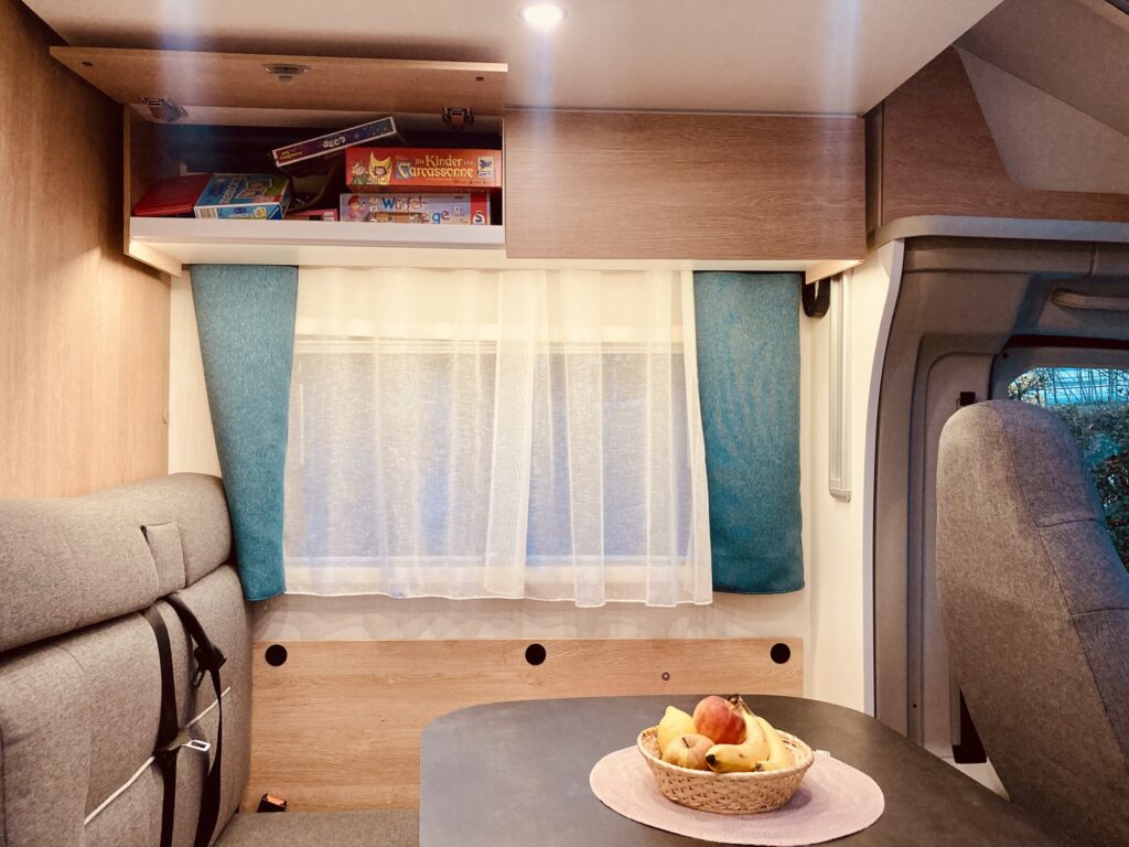 gemütlicher wohnraum mit Tisch und viel Stauraum in den hängeschränken